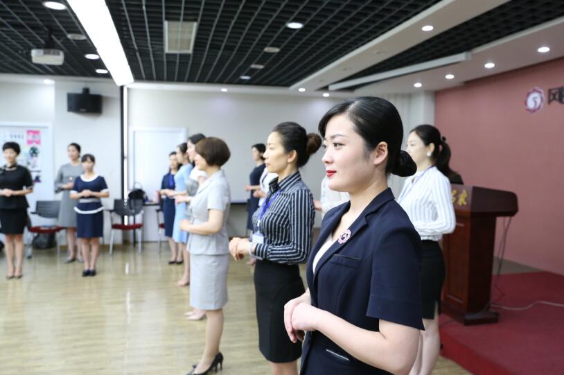 礼仪培训师站姿.jpg