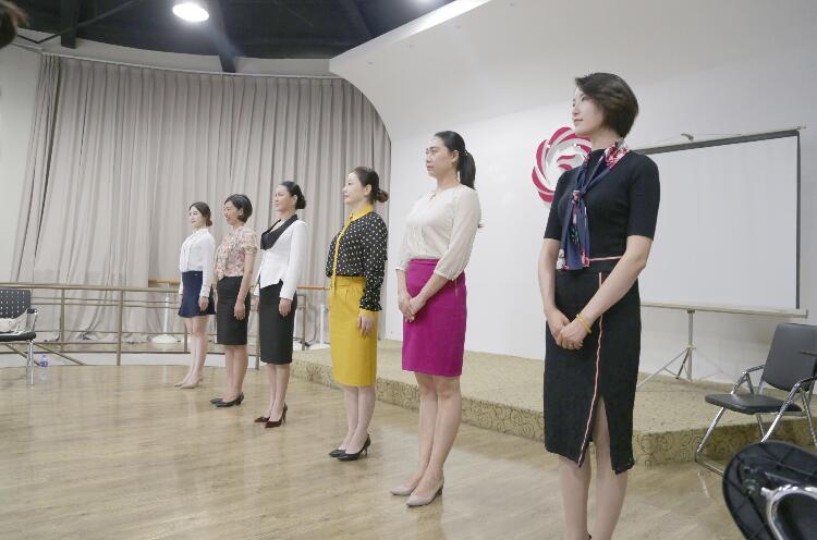 服务礼仪培训站姿.jpg